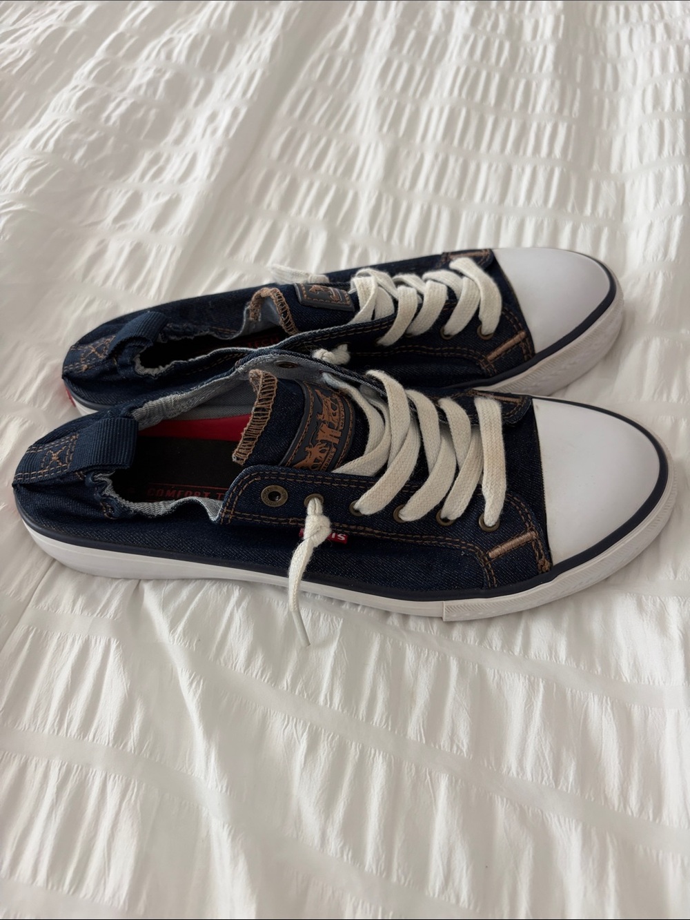 Levi's Women’s SZ 9 Dark Blue Denim Slip-On Sneakers with White Toe Cap - Picture 6 of 9